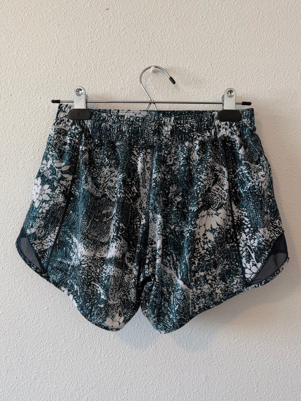 Lululemon Hotty Hot shorts 4” size 6